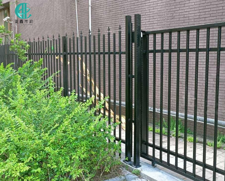 This Simple 4 Rail Flat Top Galvanized Steel Perimeter Fence is manufactured using a galvanizing and electrostatic powder coating process. The four-rail structure significantly enhances stability and protection, while the flat-top design eliminates risks associated with sharp edges, making it suitable for residential communities, factory premises, courtyards, and similar settings.